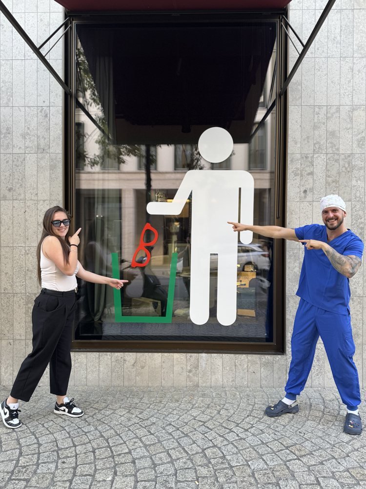 Der Eingang von My Laser Vision in Wallisellen mit dem Männchen im Schaufenster
