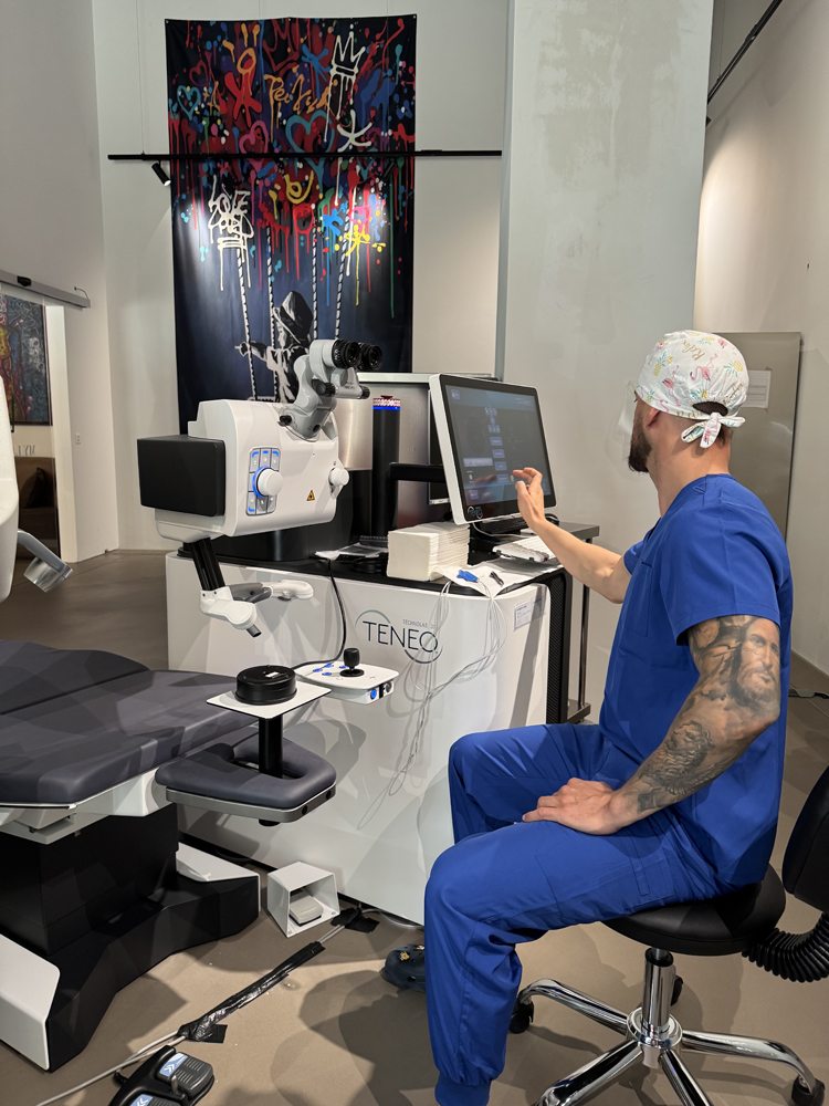 Operateur am modernen Augenlaser-Arbeitsplatz bei My Laser Vision Zürich-Wallisellen