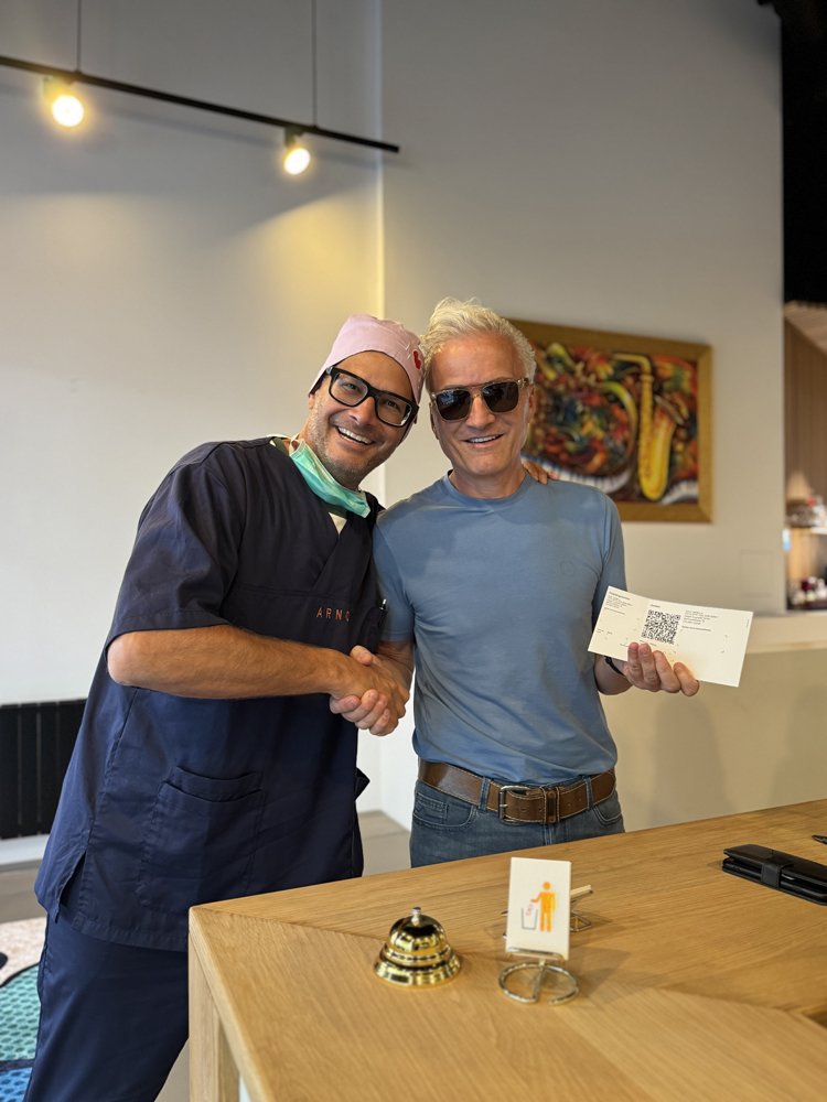 Handschlag zwischen Operateur und zufriedenem Patienten mit transparenter Rechnung bei My Laser Vision